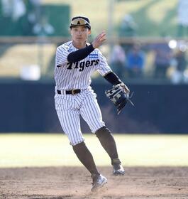 　９回、入江の遊ゴロを捕球し三塁へ送球する熊谷（撮影・西田忠信）