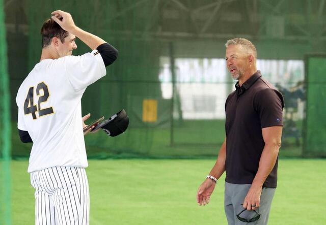 　ルーカス（左）と話すウィリアムス駐米スカウト（撮影・西田忠信）