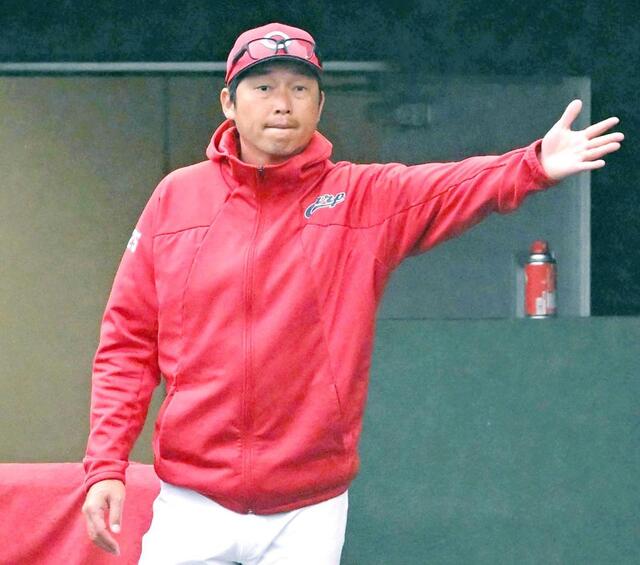 　選手交代を告げる新井監督