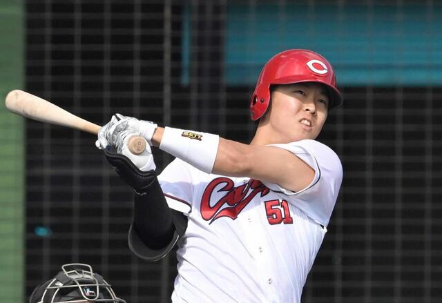 　８回、右越えにソロを放つ平川（撮影・飯室逸平）