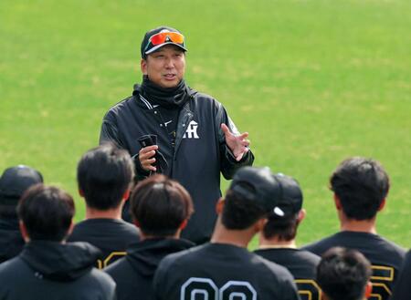 　練習開始前の円陣でナインを前に話をする藤川監督（撮影・立川洋一郎）