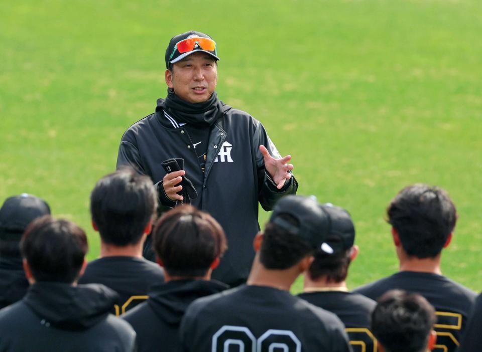 　練習開始前の円陣でナインを前に話をする藤川監督（撮影・立川洋一郎）