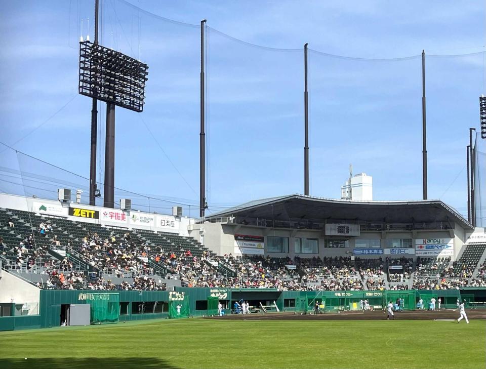 　ＳＧＬのスタンド開放日、多くのファンがファームの練習を見守った（撮影は筆者）