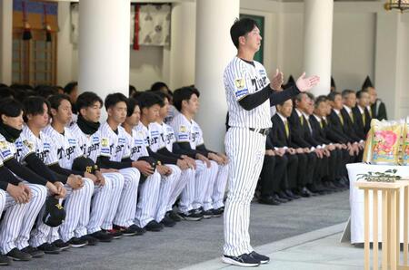 　かしわ手を打つ藤川監督（撮影・坂部計介）