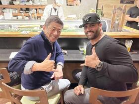 　カリフォルニア州オレンジカウンティの鮨店で親友プホルスと写真に納まる河合氏（左）