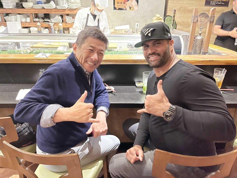 　カリフォルニア州オレンジカウンティの鮨店で親友プホルスと写真に納まる河合氏（左）