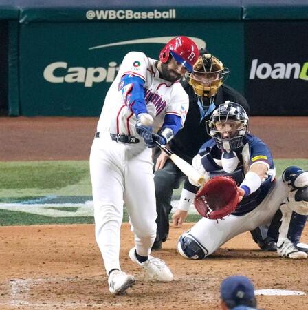 　７回、３ランを放つドミニカの捕手・ウェルズ（共同）