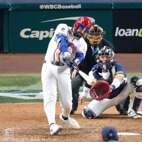 　７回、３ランを放つドミニカの捕手・ウェルズ（共同）