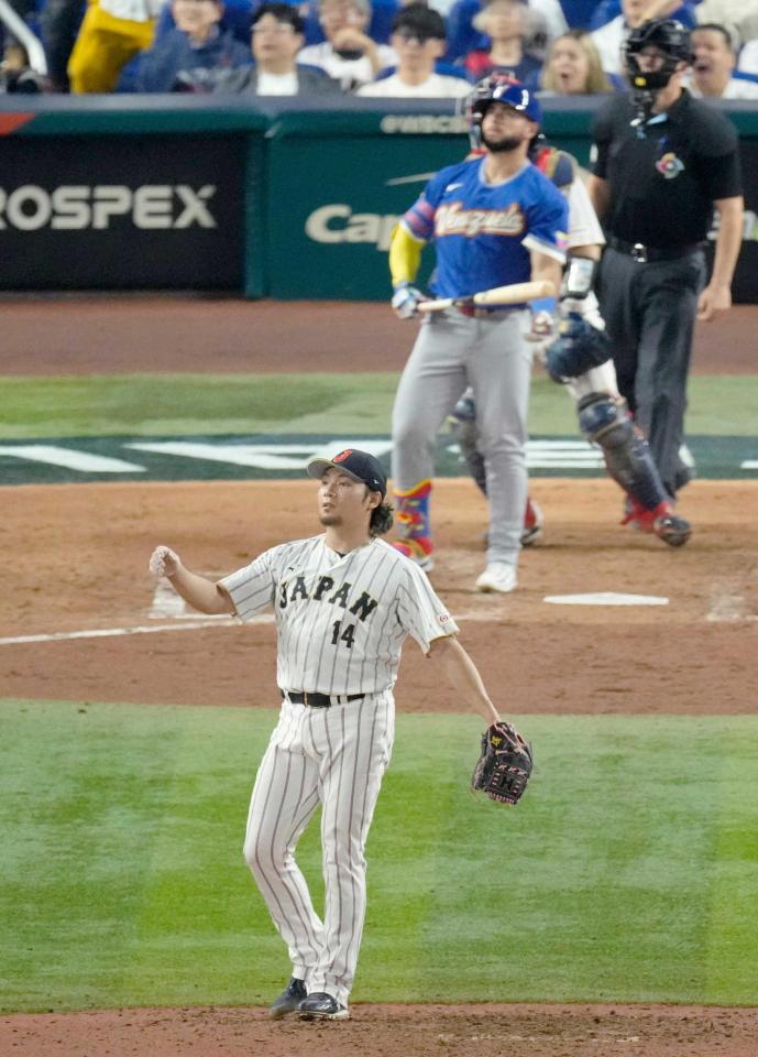 　６回、ベネズエラのアブレイユ（奥）に逆転３ランを浴びた伊藤（共同）