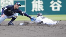 　３回、打者前川の時、一走福島は二盗を決める（撮影・坂部計介）