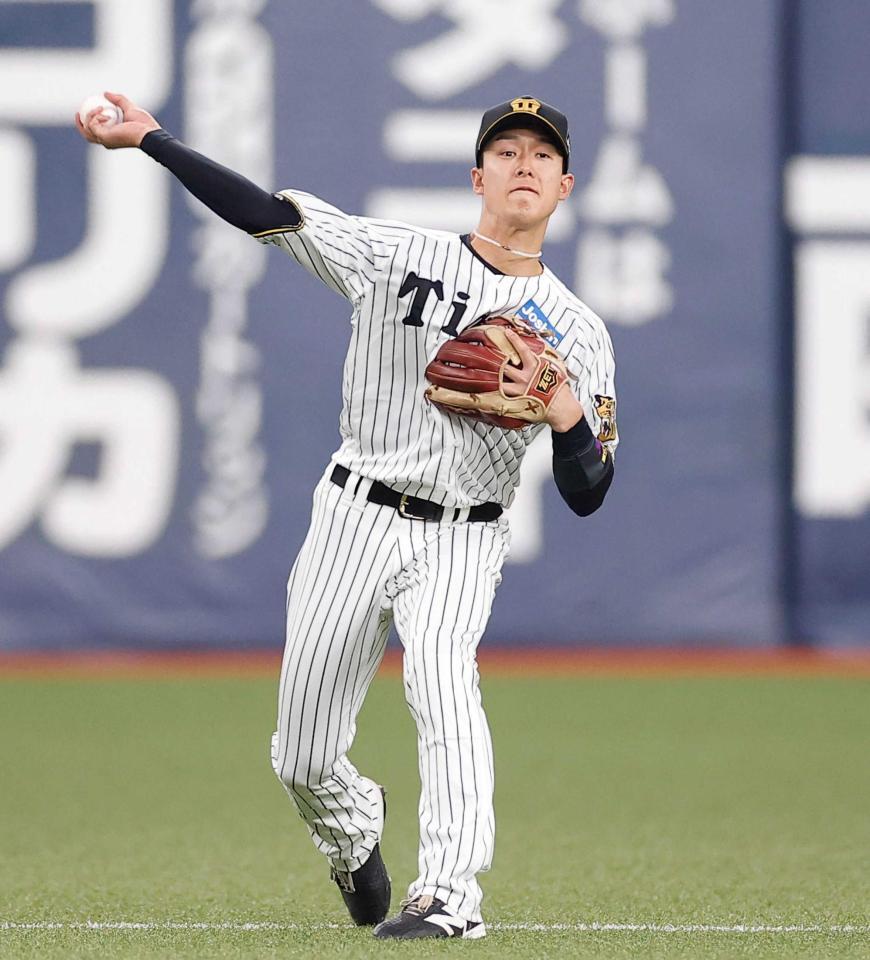 　４回、広岡の遊ゴロを処理する小幡（撮影・西田忠信）