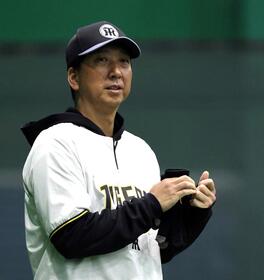 練習を見守る藤川監督（撮影・山口登）