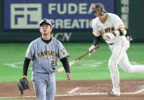 　５回、坂本に中前打を浴びる高橋