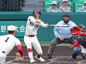 　３回、右前打を放つ大阪桐蔭・内海（撮影・立川洋一郎）