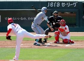 　２回、栗林（手前）のフォークで見逃し三振に倒れる佐藤輝