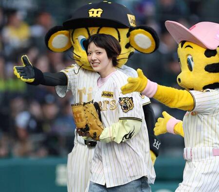 　始球式を務めたあいみょん（撮影・西田忠信）