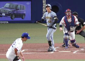 　４回、大野から四球を選ぶ中川