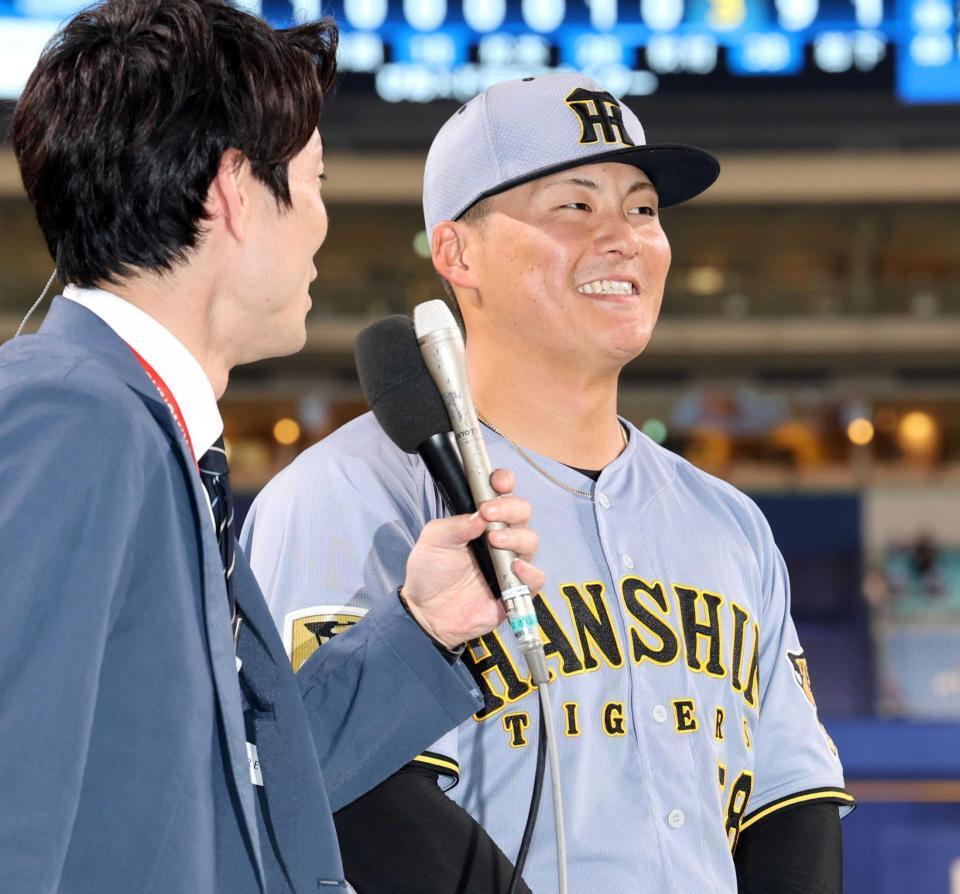 　ヒーローインタビューで笑顔を見せる前川