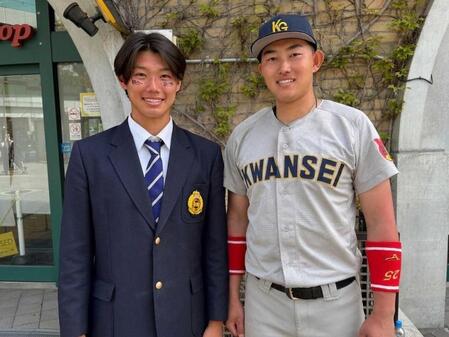 　「伝統の関関戦」の試合後、関学の新井亮規浩（右）と関大の新井颯真が一緒に写真に納まった（撮影は筆者）