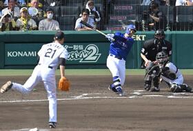 　３回、高橋周を空振り三振に仕留める大竹