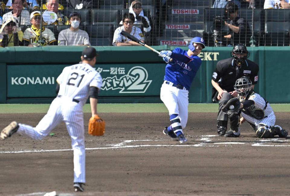 　３回、高橋周を空振り三振に仕留める大竹