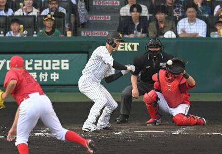 　８回、押し出し四球を選ぶ小幡（撮影・飯室逸平）