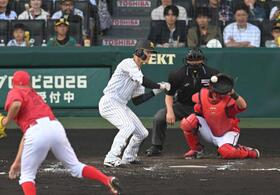 　８回、押し出し四球を選ぶ小幡（撮影・飯室逸平）