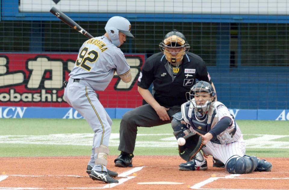 　１回、見逃し三振に倒れる福島（撮影・金田祐二）
