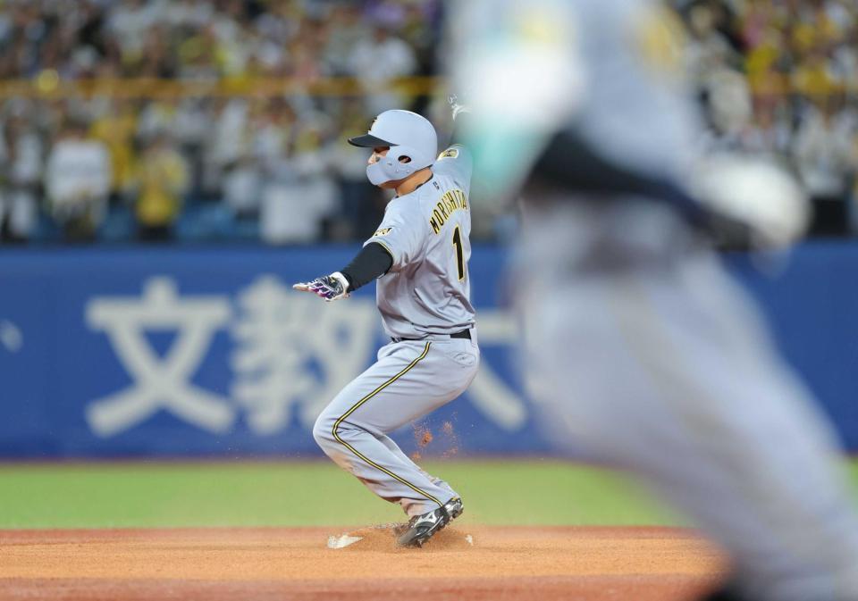 　初回、好走塁で二塁セーフになった森下は大山の一打で生還した