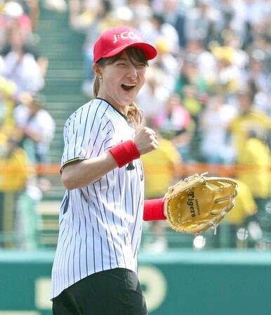 　始球式を務め笑顔を見せる坂本花織さん（撮影・立川洋一郎）