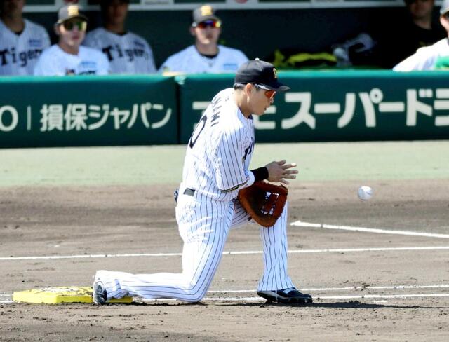 　２回、佐藤輝の送球を捕る木浪（撮影・山口登）