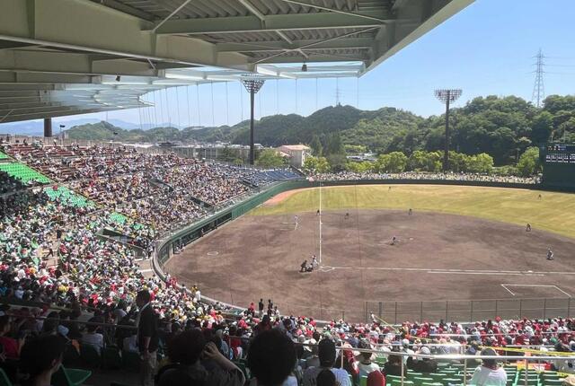 　これ、ファームの試合？１２年ぶりにプロ野球が開催された米子の球場は大勢のファンで盛況だった（撮影は筆者）