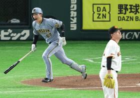　６回、高梨（右）から左前打を放つ高寺