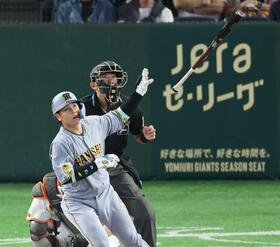 　５回、先制ソロを放つ梅野（撮影・金田祐二）
