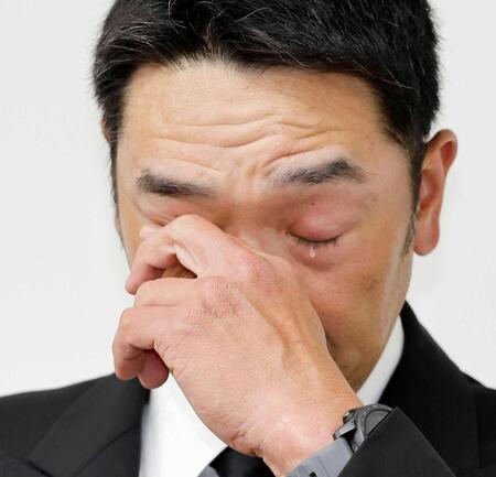 　辞任し、涙ながらに取材に応じる阿部慎之助前監督