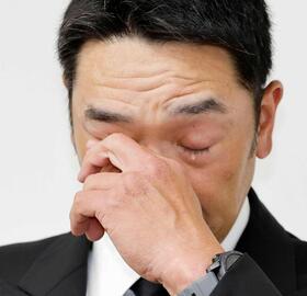 　辞任し、涙ながらに取材に応じる阿部慎之助前監督