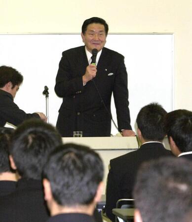 　阪神ナイン、関係者に講演する山口良治さん＝２００２年１月３０日