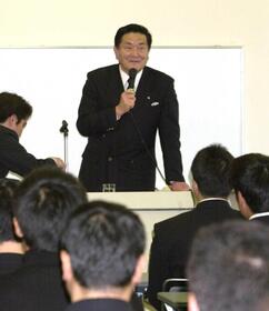 　阪神ナイン、関係者に講演する山口良治さん＝２００２年１月３０日