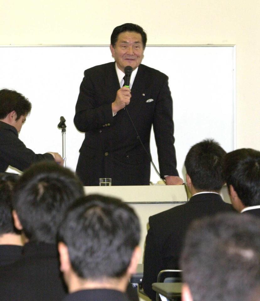 　阪神ナイン、関係者に講演する山口良治さん＝２００２年１月３０日