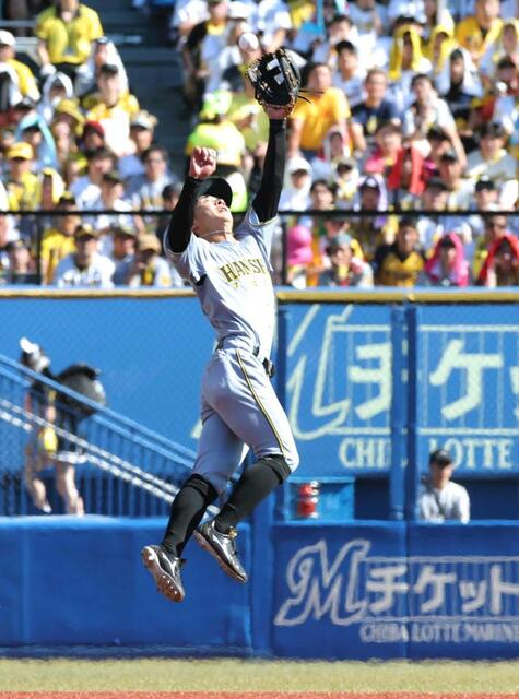 　７回、和田の打球に飛びつく熊谷
