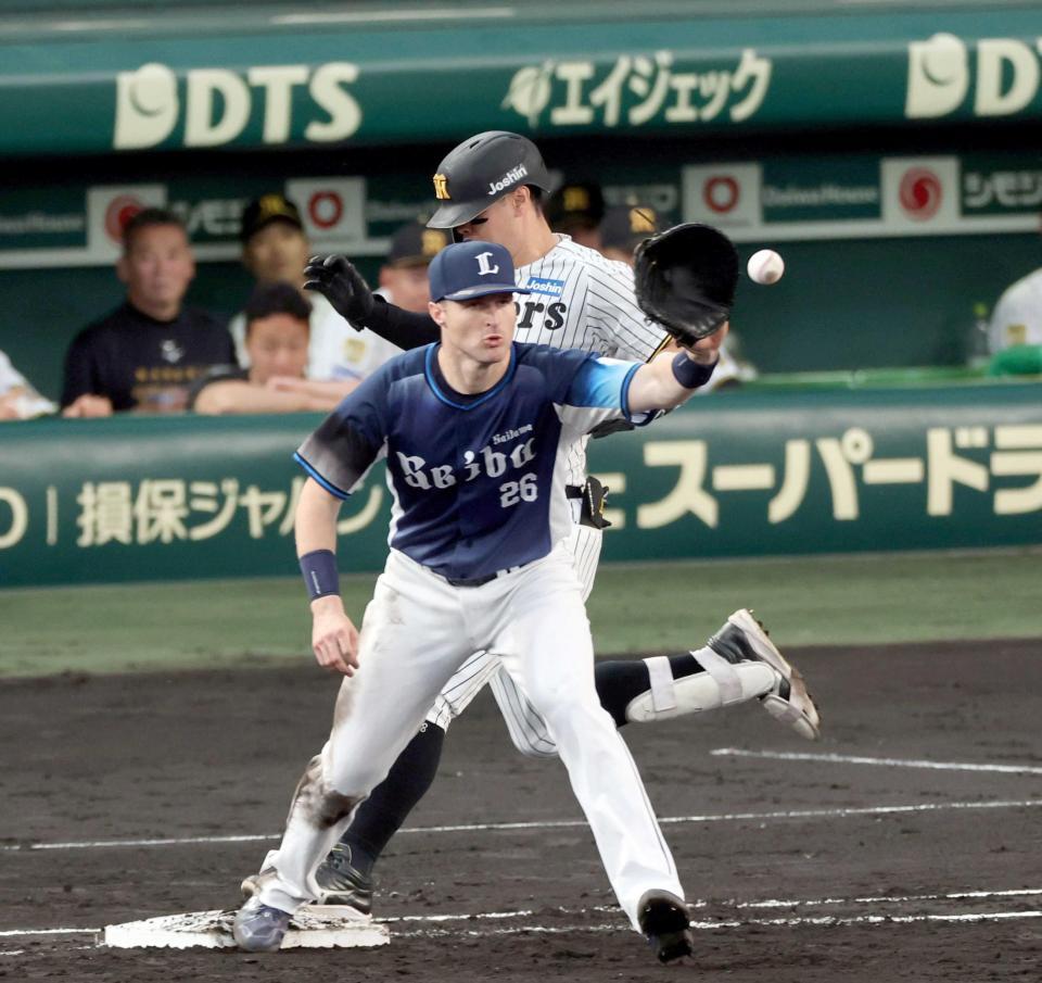 　４回、内野ゴロで一塁ベースに駆け込む佐藤輝。判定はアウトもリプレー検証でセーフになる（撮影・山口登）