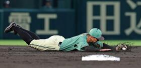 　４回、平良の打球を好捕する熊谷