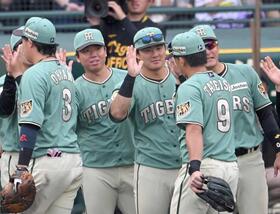 　決勝打を放った立石（９）と勝利のハイタッチを交わす前川（中央）