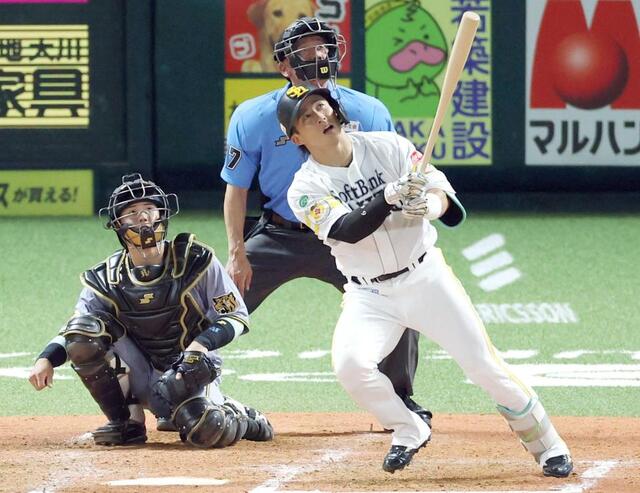 ４回、２打席連続のソロを放つ野村