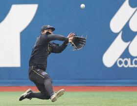 　外野ノックでスライディングキャッチする前川