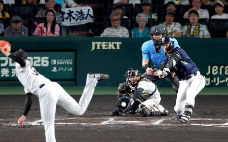 　６回、松下を空振り三振に斬る才木－梅野バッテリー