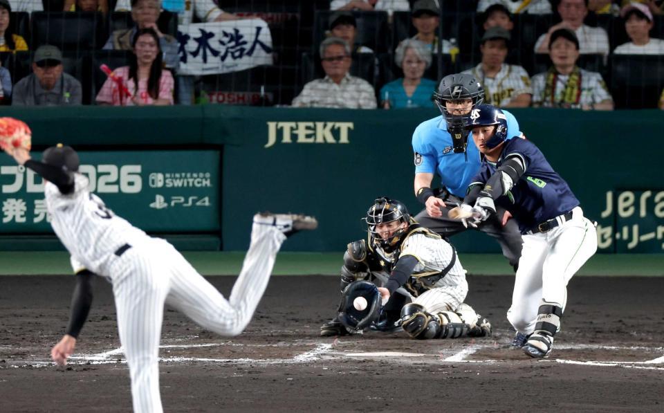 　６回、松下を空振り三振に斬る才木－梅野バッテリー