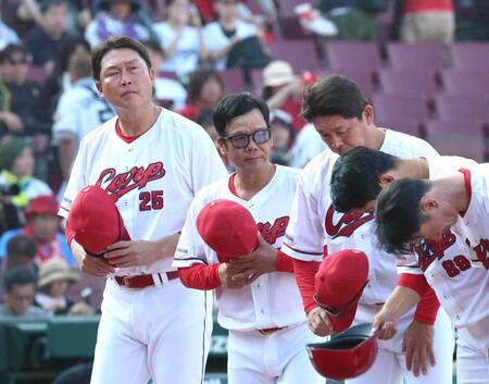 　阪神に敗れ、厳しい表情の新井監督（左）