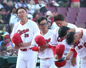 　阪神に敗れ、厳しい表情の新井監督（左）
