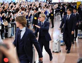 　Ｗ杯を終え、帰国した堂安（左から２人目）ら日本代表の選手たち